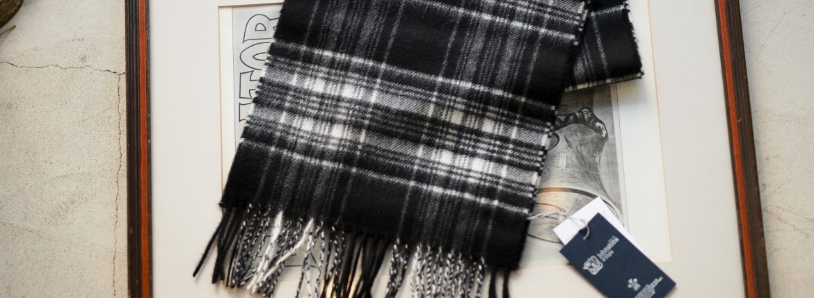Johnstons (ジョンストンズ) WA16 MUFFLER SCARF Cashmere 100% カシミア マフラー Black & White Stewart (ブラック&ホワイトスチュアート・KU0079) Made in Scotland (スコットランド製) 2018 秋冬新作のイメージ