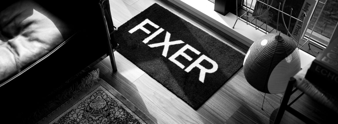 3 FAUTEUIL GRAND CONFORT, GRAND MODELE // FIXER "FMT-01" LOGO MAT // Isamu Noguchi AKARI 75005 1AB // 699 SUPERLEGGERA カッシーナ LC3 フィクサー ロゴマット ブラック ホワイト イサムノグチ Akari 3 FAUTEUIL GRAND CONFORT, GRAND MODELE // 524 TABOURET BERGER // Isamu Noguchi AKARI 75005 1AB // 699 SUPERLEGGERA 愛知 名古屋 Cassina カッシーナ 699 SUPERLEGGERAスーパーレジェーラ チェア Gio Ponti 1891-1979 イタリアの建築家、デザイナー 1891年イタリア、ミラノに生まれる。1923年ミラノ工科大学卒業後、1930年まで陶磁器メーカー・リチャード・ジノリ社でアートディレクターを務めます。その後、自身の建築事務所を設立し公共施設の設計などを手掛けます。1928年建築・デザイン誌「ドムス」を創刊し、初代編集長に就任し、国内外のデザイン界に多大な影響を与えます。多岐に渡る重要なデザインシーンに携わり、戦後のイタリアデザイン界を牽引した偉業から「イタリア建築・デザインの父」と称されるデザイナーです。ジオ・ポンティによってデザインされたアームレスチェア。1952年から開発が始まり、1957年に完成するまで非常に長い歳月がかかりました。極限まで削ぎ落とされた幅18mmの三角形フレームと、重さ1700グラムという軽量の椅子は、堅固さと軽さを完璧なバランスで仕上げています。座の籐は手編みで、ひとつひとつ丁寧に作られ、発売から半世紀以上にわたって人気のロングセラーとなっています。Cassina カッシーナ 3 FAUTEUIL GRAND CONFORT, GRAND MODELE /// FEATHER PADDING , FZ LEATHER , 3 SEATER LC3 LE CORBUSIER,PIERRE JEANNERET,CHARLOTTE PERRIAND ル・コルビュジエ、ピエール・ジャンヌレ、シャルロット・ペリアン 3人掛け W2370×D730×H605(SH420) フェザーパッディング 愛知 名古屋 Alto e Diritto altoediritto アルトエデリット フェザーパッディング フレーム＝スティールパイプ・クロムめっき仕上 座クッション＝モールドポリウレタンフォーム・ポリウレタンフォーム・フェザーパッディング 背・アームクッション＝フェザーパッディング 脚端＝グライド 3 FAUTEUIL GRAND CONFORT, GRAND MODELEフォートゥイユ グラン コンフォール グラン モデル ソファ グランコンフォールと呼ばれるLC2ソファから派生し、シングルクッションで構成されたシリーズ。LC2より幅と奥行きを共に大きく、逆に高さと座高は低くデザインされており、掛け心地も全く違ったソファです。シングルクッションで、ゆったりと余裕のある座り心地を実現。クッションはポリエステルとフェザー、張地はレザーとファブリックのどちらも可能です。また片側だけアームを付けた「Meridienne（カウチ）」はシャルロット・ペリアンの1928年のスケッチをもとに開発しました。I MAESTRI COLLECTION イ・マエストリ・コレクションは、かつて、近代建築の巨匠たちが創りだした、家具の傑作の数々を現代に蘇らせ、生産・販売しているものです。いわゆるモダニズムの時代に、最も著名な建築家によって生み出されたこれらの家具は、ものとしての確固たる存在価値があります。 また、現在においては創意創作の模範となる名品が揃っています。そして、これらには時代を越えて受け継がれるべき、高い文化的価値もあります。カッシーナ社では、ル・コルビュジエが存命中であった1964年、彼がデザインした一連の家具の製造を正式に認可されたことから、イ・マエストリ・コレクションをスタート。その後ヘーリット・トーマス・リートフェルト（1971年）、チャールズ・レニー・マッキントッシュ（1972年）、エリック・グンナール・アスプルンド（1981年）、フランク・ロイド・ライト（1985年）、シャルロット・ペリアン（2004年）、そしてフランコ・アルビニ（2008年）がシリーズに加わりました。 このプロジェクトは、ナポリ大学建築学部教授のフィリッポ・アリソン氏の永年にわたる厳密な研究・分析と、カッシーナ社との密接な協力関係の賜物として実現したものです。再生されたこれらのシリーズからは、偉大な巨匠たちの精神を感じ、見いだすことができるのです。イ・マエストリ・コレクションはこのアリソン氏を始め、著作権継承者による厳格なる指導とオーソリゼーションのもとに、カッシーナ社の確かな技術力をもって製作されています。また、カッシーナの創造哲学と啓蒙的な側面を持つ文化活動、パブリシティーなどによって支えられております。/wp-content/uploads/2024/05/3fauteuilgrandconfortgrandmodele-featherpadding-fzleather-3seater-altoediritto-nagoya-2024521.jpg" alt="Cassina カッシーナ 3 FAUTEUIL GRAND CONFORT, GRAND MODELE /// FEATHER PADDING , FZ LEATHER , 3 SEATER LC3 LE CORBUSIER,PIERRE JEANNERET,CHARLOTTE PERRIAND ル・コルビュジエ、ピエール・ジャンヌレ、シャルロット・ペリアン 3人掛け W2370×D730×H605(SH420) フェザーパッディング 愛知 名古屋 Alto e Diritto altoediritto アルトエデリット フェザーパッディング フレーム＝スティールパイプ・クロムめっき仕上 座クッション＝モールドポリウレタンフォーム・ポリウレタンフォーム・フェザーパッディング 背・アームクッション＝フェザーパッディング 脚端＝グライド 3 FAUTEUIL GRAND CONFORT, GRAND MODELEフォートゥイユ グラン コンフォール グラン モデル ソファ グランコンフォールと呼ばれるLC2ソファから派生し、シングルクッションで構成されたシリーズ。LC2より幅と奥行きを共に大きく、逆に高さと座高は低くデザインされており、掛け心地も全く違ったソファです。シングルクッションで、ゆったりと余裕のある座り心地を実現。クッションはポリエステルとフェザー、張地はレザーとファブリックのどちらも可能です。また片側だけアームを付けた「Meridienne（カウチ）」はシャルロット・ペリアンの1928年のスケッチをもとに開発しました。I MAESTRI COLLECTION イ・マエストリ・コレクションは、かつて、近代建築の巨匠たちが創りだした、家具の傑作の数々を現代に蘇らせ、生産・販売しているものです。いわゆるモダニズムの時代に、最も著名な建築家によって生み出されたこれらの家具は、ものとしての確固たる存在価値があります。 また、現在においては創意創作の模範となる名品が揃っています。そして、これらには時代を越えて受け継がれるべき、高い文化的価値もあります。カッシーナ社では、ル・コルビュジエが存命中であった1964年、彼がデザインした一連の家具の製造を正式に認可されたことから、イ・マエストリ・コレクションをスタート。その後ヘーリット・トーマス・リートフェルト（1971年）、チャールズ・レニー・マッキントッシュ（1972年）、エリック・グンナール・アスプルンド（1981年）、フランク・ロイド・ライト（1985年）、シャルロット・ペリアン（2004年）、そしてフランコ・アルビニ（2008年）がシリーズに加わりました。 このプロジェクトは、ナポリ大学建築学部教授のフィリッポ・アリソン氏の永年にわたる厳密な研究・分析と、カッシーナ社との密接な協力関係の賜物として実現したものです。再生されたこれらのシリーズからは、偉大な巨匠たちの精神を感じ、見いだすことができるのです。イ・マエストリ・コレクションはこのアリソン氏を始め、著作権継承者による厳格なる指導とオーソリゼーションのもとに、カッシーナ社の確かな技術力をもって製作されています。また、カッシーナの創造哲学と啓蒙的な側面を持つ文化活動、パブリシティーなどによって支えられております。Isamu Noguchi AKARI /// 75005 1AB イサムノグチ アカリ 岐阜 愛知 名古屋 Alto e Diritto altoediritto アルトエデリット 　イサムノグチが1951年から35年をかけて制作した「光の彫刻」AKARIシリーズ。1ABはそのなかでも床やテーブルに置くスタンドタイオウのAKARIです。直径約26cmの卵型のシルエットに細い竹ヒゴが等間隔で巻かれた、AKARiの中でも最もベーシックな形の一つです。鈴口のような模様がデザインのアクセントになっています。組み立て後は三本の金属製の脚で自立します。AKARIのシェードはすべて職人の手作業で制作され、完成したAKARIにはロゴマークが刻印させています。 W 26cm、H43cm 鉄 竹ひご 和紙 https://akariya-jishichi.co.jp/?pid=165229974 Isamu Noguchi AKARI ISAMU NOGUCHI AKARI イサム ノグチ アカリ 株式会社オゼキ〒500-8061 岐阜県岐阜市小熊町1-18TEL.058-263-0111 FAX.058-262-0058Copyright ©OZEKI &Co., Ltd. All Right Reserved. 75000 1A 75002 1AT 75003 1AY 75004 1AD 75005 1AB 75008 1AS 75009 1N 75011 4N 75015 22N 75016 23N 75019 26N 75021 1P 75023 1X 75024 2X 75025 3X 75026 5X 75104 3AD 75109 5A 75111 6A 75113 7A 75206 UF1-XN 75207 UF2-3IN 71300 15A 71301 16A 71302 17A 71303 21A 71304 26A 71305 30A 71306 45A 71310 30D 71311 37D 71312 45D 71313 55D 71314 60D 71315 75D 71316 100D 71317 40DL 71319 50EN 71320 70EN 71321 95EN 71330 33X 71331 45X 71334 70XL 71337 23A 71338 24A 71333 45XL 71336 VB13-P 71405 33N PEN2-16 or ST2 71406 35N PEN2-16 or ST2 71407 36N PEN2-16 or ST2 713078 75A 僕は自分の作品に「AKARI」という名をつけた、ちょうちんとは呼ばずに。とイサム・ノグチ氏は言っていました。明かりと言う言葉は太陽の光や月の光を部屋に入れようという意味からこの言葉ができ、漢字の文字も日（太陽）と月とで出来ている。今日あまりにも生活が近代化し機械化した現代人にとって、自然光に近い照明は憧れに近いものがあり、和紙を透かしてくる明かりには、ほどよく光を分散させ部屋全体に柔らかい光を流してくれる。「AKARI」は光そのものが彫刻であり、影のない彫刻をねらった作品であると語ってくださいました。また、こんなことも話しておられました。僕にとっては、ガラスやプラスチックよりも紙と竹と木という、古来のものの方が、どんなに美しく、効果を発揮しているかを、いまさら言うまでもない。外国育ちの僕には特に行灯が畳の生活様式に合ったものとして、興味深く感じられる。1951年から制作された「AKARIシリーズ」は100作以上も発表され、’80年代作のUFシリーズを含め、今日も世界中の人々に称賛され、愛用されています。190411月、カリフォルニア州ロサンゼルスに生まれる。父は詩人の野口米次郎、母は作家で教師のレオニー・ギルモア。1906家族と東京へ移る。1918渡米する。1924ニューヨークのレオナルド・ダ・ヴィンチ・スクールに通い彫刻の勉強を始める。ナショナル・スカルプチャー協会のメンバーに選ばれる。1926ブルマー・ギャラリーでブランクーシ展を見て感銘を受ける。1927グッゲンハイム奨学金を得、パリに留学。ブランクーシのアトリエで働く。1930パリに帰る。北京に８ヶ月滞在、Chi Pai Shiに毛筆デッサンを学ぶ。1935マーサ・グラハム舞踏団の舞台装置を製作。1938ロックフェー・センターのステンレス・スティールの作品がレリーフ・コンペティションで一等獲得。1949ボーリンゲン協会奨学金を得、ヨーロッパ、エジプト、インド、日本を旅行する。1950東京の三越本店で個展。　慶応大学の庭園を設計。1951広島に橋を二つ設計。　「AKARI」のデザインを始める。1952神奈川県立近代美術館で個展。（陶の作品と「AKARI」を展示）1956パリ・ユネスコ本部の庭園をデザイン。1959シカゴ芸術協会の第６３回絵画、彫刻展第１位「ローガン・メダル」。1960イエール大学バイネッケ稀覯本図書館のための大理石庭園を設計。エルサレムのイスラエル美術館のために、ビリー・ローズ彫刻庭園を設計。1965ニューヨーク建築協会の金賞。1968ホイットニー美術館で回顧展。1970大阪万博のため噴水彫刻を完成。1974グッゲンハイム・ミュージアムでの「現代彫刻の巨匠」展に出品。デトロイトのシビックセンターに噴水と広場を設計。ニュースクール・フォー・ソーサルリサーチの造形芸術の名誉博士号。1976ホイットニー美術館「アメリカ彫刻の200年」展に出品。アトランタの運動場「プレイシケイプス」を完成。1977シカゴのアート・インスチュートのために噴水を設計。東京、草月会館ロビーに「花と石と水の広場」を設計。ニューヨーク近代美術館で個展。1980ホイットニー美術館５０周年記念「イサム・ノグチ」展。エマリッチとベースの両画廊で「イサム・ノグチ75歳記念」展。1982彫刻庭園「カリフォルニア・シナリオ」を設計。1983ロサンゼルスのリトル東京に広場を設計。1984ベンジャミン・フランクリン記念のための「ライトニング・ボルト」を完成。ブルーミングディルズ（ニューヨーク）に新作の「AKARI」を展示。東京　草月会館プラザとギャラリーでの80歳記念展「AKARI」を展示。1985イサム・ノグチ・ガーデンミュージアム（ニューヨーク・ロングアイランド）をオープン。1986ヴェネツィア・ビエンナーレ国際美術展にアメリカ代表として出展。第二回京都賞、精神科学・表現芸術部門での受賞。1988ニューヨークにて没。伝統的な岐阜提灯をベースにデザインされたシリーズです。発表当時、無地の提灯は葬祭用としてのイメージが強く、インテリアとしての使用を好まれませんでした。そこでイサム・ノグチは手書きの抽象模様や書をあしらったものも造り出しました。その後、素朴で現代的な白い提灯は、西洋諸国で大いにもてはやされました。天井から吊り下げて使用するものは、AKARIシリーズのうち最もシンプルな構造をしています。 シェードに真張を入れて引き伸ばし、電球が中心にくるようにセットするだけで、光の彫刻が完成します。初期のスタンド部分を改良した、蜘蛛の足を連想する折れ曲がった脚部が特徴で、一連の新しい商品群を作り出しました。ペンダントタイプのAKARIは、別売りの専用器具を使用することでフロアースタンドとしてご利用いただけます。スタンドの支柱に竹を用いた、AKARIの中でも日本情緒あふれるシリーズです。 BBシリーズは、株式会社オゼキと財団法人イサム・ノグチ日本財団のみでの取り扱いとなります。Cassina カッシーナ 699 SUPERLEGGERAスーパーレジェーラ チェア Gio Ponti 1891-1979 イタリアの建築家、デザイナー 1891年イタリア、ミラノに生まれる。1923年ミラノ工科大学卒業後、1930年まで陶磁器メーカー・リチャード・ジノリ社でアートディレクターを務めます。その後、自身の建築事務所を設立し公共施設の設計などを手掛けます。1928年建築・デザイン誌「ドムス」を創刊し、初代編集長に就任し、国内外のデザイン界に多大な影響を与えます。多岐に渡る重要なデザインシーンに携わり、戦後のイタリアデザイン界を牽引した偉業から「イタリア建築・デザインの父」と称されるデザイナーです。ジオ・ポンティによってデザインされたアームレスチェア。1952年から開発が始まり、1957年に完成するまで非常に長い歳月がかかりました。極限まで削ぎ落とされた幅18mmの三角形フレームと、重さ1700グラムという軽量の椅子は、堅固さと軽さを完璧なバランスで仕上げています。座の籐は手編みで、ひとつひとつ丁寧に作られ、発売から半世紀以上にわたって人気のロングセラーとなっています。Cassina カッシーナ 3 FAUTEUIL GRAND CONFORT, GRAND MODELE /// FEATHER PADDING , FZ LEATHER , 3 SEATER LC3 LE CORBUSIER,PIERRE JEANNERET,CHARLOTTE PERRIAND ル・コルビュジエ、ピエール・ジャンヌレ、シャルロット・ペリアン 3人掛け W2370×D730×H605(SH420) フェザーパッディング 愛知 名古屋 Alto e Diritto altoediritto アルトエデリット フェザーパッディング フレーム＝スティールパイプ・クロムめっき仕上 座クッション＝モールドポリウレタンフォーム・ポリウレタンフォーム・フェザーパッディング 背・アームクッション＝フェザーパッディング 脚端＝グライド 3 FAUTEUIL GRAND CONFORT, GRAND MODELEフォートゥイユ グラン コンフォール グラン モデル ソファ グランコンフォールと呼ばれるLC2ソファから派生し、シングルクッションで構成されたシリーズ。LC2より幅と奥行きを共に大きく、逆に高さと座高は低くデザインされており、掛け心地も全く違ったソファです。シングルクッションで、ゆったりと余裕のある座り心地を実現。クッションはポリエステルとフェザー、張地はレザーとファブリックのどちらも可能です。また片側だけアームを付けた「Meridienne（カウチ）」はシャルロット・ペリアンの1928年のスケッチをもとに開発しました。I MAESTRI COLLECTION イ・マエストリ・コレクションは、かつて、近代建築の巨匠たちが創りだした、家具の傑作の数々を現代に蘇らせ、生産・販売しているものです。いわゆるモダニズムの時代に、最も著名な建築家によって生み出されたこれらの家具は、ものとしての確固たる存在価値があります。 また、現在においては創意創作の模範となる名品が揃っています。そして、これらには時代を越えて受け継がれるべき、高い文化的価値もあります。カッシーナ社では、ル・コルビュジエが存命中であった1964年、彼がデザインした一連の家具の製造を正式に認可されたことから、イ・マエストリ・コレクションをスタート。その後ヘーリット・トーマス・リートフェルト（1971年）、チャールズ・レニー・マッキントッシュ（1972年）、エリック・グンナール・アスプルンド（1981年）、フランク・ロイド・ライト（1985年）、シャルロット・ペリアン（2004年）、そしてフランコ・アルビニ（2008年）がシリーズに加わりました。 このプロジェクトは、ナポリ大学建築学部教授のフィリッポ・アリソン氏の永年にわたる厳密な研究・分析と、カッシーナ社との密接な協力関係の賜物として実現したものです。再生されたこれらのシリーズからは、偉大な巨匠たちの精神を感じ、見いだすことができるのです。イ・マエストリ・コレクションはこのアリソン氏を始め、著作権継承者による厳格なる指導とオーソリゼーションのもとに、カッシーナ社の確かな技術力をもって製作されています。また、カッシーナの創造哲学と啓蒙的な側面を持つ文化活動、パブリシティーなどによって支えられております。